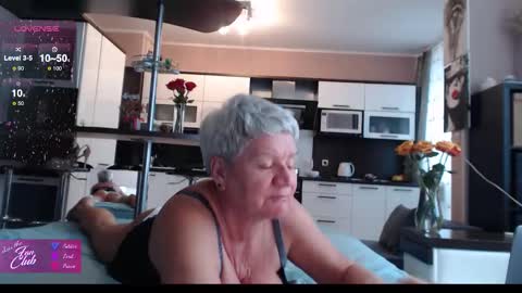 Snapshot of roxana_brooks chatting on 10.31.25 Roxana online show from 10.31.25