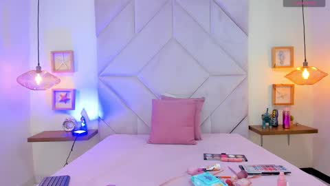 Snapshot of roxana_mill chatting on 09.26.25 Roxana online show from 09.26.25