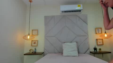 Snapshot of roxana_mill chatting on 10.04.25 Roxana online show from 10.04.25