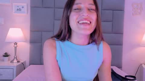 Snapshot of roxana_mill chatting on 10.11.25 Roxana online show from 10.11.25