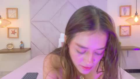 Snapshot of roxana_mill chatting on 11.01.25 Roxana online show from 11.01.25