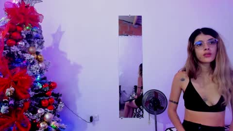 Snapshot of roxanajames__ chatting on 12.04.24 roxy online show from 12.04.24