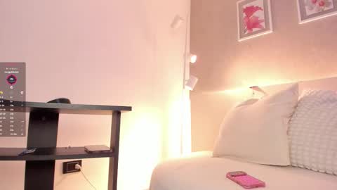 Roxanne Gomez online show from 10.15.25