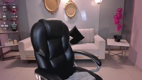 Snapshot of roxannehill_ chatting on 02.12.25 Roxanne Hill online show from 02.12.25
