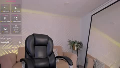 Snapshot of roxannehill_ chatting on 05.31.26 Roxanne Hill online show from 05.31.26