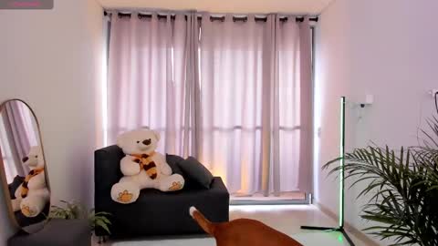 Snapshot of roxie_gates chatting on 02.18.25 R O X I E online show from 02.18.25