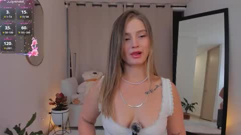 Snapshot of roxie_gates chatting on 09.13.25 R O X I E online show from 09.13.25