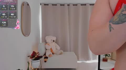 Snapshot of roxie_gates chatting on 09.19.25 R O X I E online show from 09.19.25