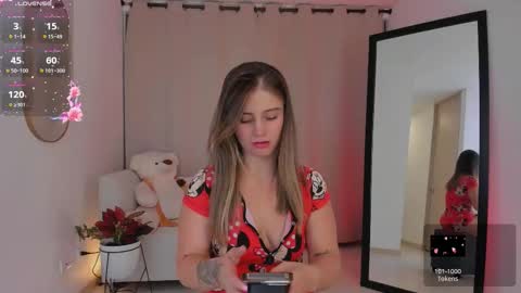 Snapshot of roxie_gates chatting on 10.07.25 R O X I E online show from 10.07.25