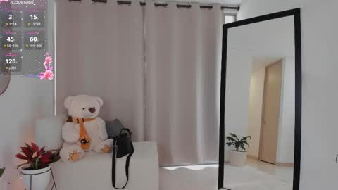 Snapshot of roxie_gates chatting on 10.10.25 R O X I E online show from 10.10.25