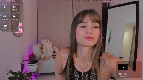 Snapshot of roxie_gates chatting on 10.23.25 R O X I E online show from 10.23.25