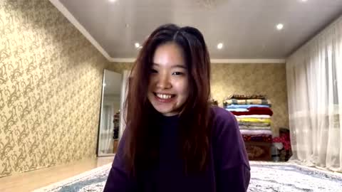 Snapshot of roxiesumas chatting on 11.20.25 Emma online show from 11.20.25