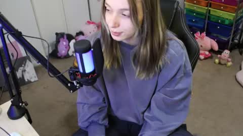 Snapshot of roxiethefox chatting on 10.12.25 roxie online show from 10.12.25