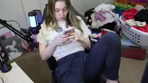 Snapshot of roxiethefox chatting on 11.09.25 roxie online show from 11.09.25