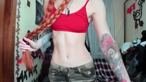 Snapshot of roxy_silver chatting on 10.05.25 Roxy online show from 10.05.25