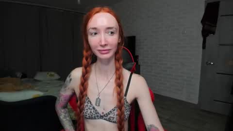 Snapshot of roxy_silver chatting on 11.04.25 Roxy online show from 11.04.25