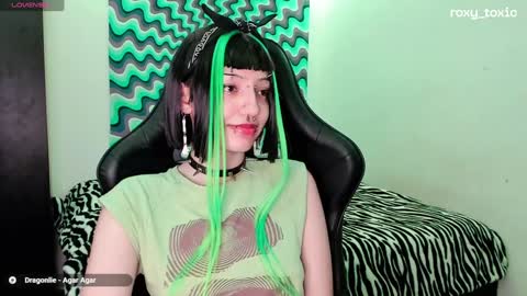 Snapshot of roxy_toxic chatting on 01.21.25 Roxy Independient model Help me to reach 50 thumbs up online show from 01.21.25