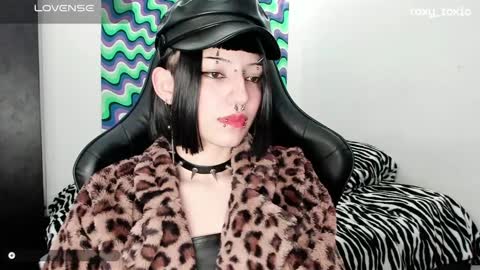 Snapshot of roxy_toxic chatting on 01.29.25 Roxy Independient model Help me to reach 50 thumbs up online show from 01.29.25