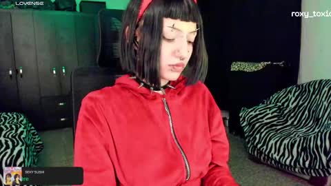 Roxy Independient model Help me to reach 50 thumbs up online show from 10.23.25