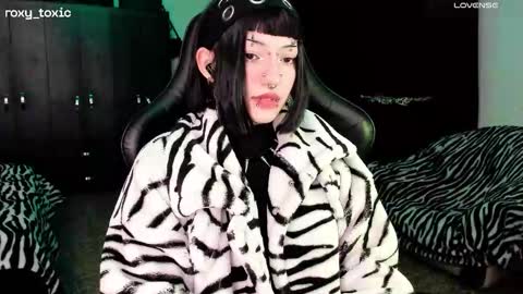 Roxy Independient model Help me to reach 50 thumbs up online show from 11.13.25