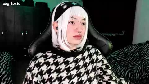 Roxy Independient model Help me to reach 50 thumbs up online show from 11.19.25