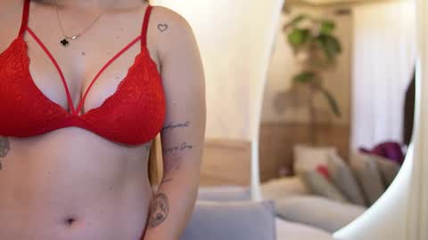 Snapshot of roxy_vega chatting on 10.06.25 Roxy online show from 10.06.25