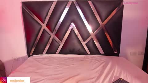 Snapshot of roxyjordan chatting on 10.25.25 Roxxy Queen online show from 10.25.25