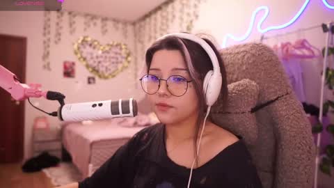 Snapshot of roxysuh chatting on 05.25.26 roxysuh online show from 05.25.26