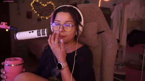 Snapshot of roxysuh chatting on 07.16.26 roxysuh online show from 07.16.26