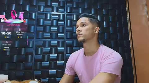 Snapshot of roy_barney chatting on 10.05.25 ANTONIO online show from 10.05.25