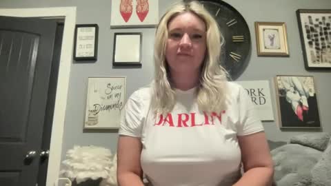 Snapshot of royalblonde chatting on 01.06.25 royalblonde online show from 01.06.25