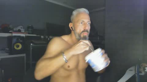 Chico que rico Caliente online show from 01.17.25
