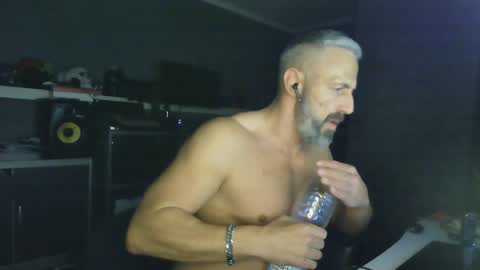 Chico que rico Caliente online show from 01.21.25