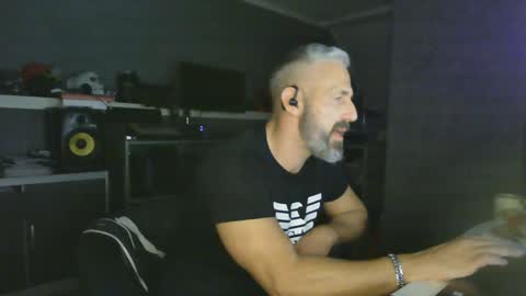Chico que rico Caliente online show from 01.22.25