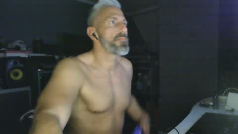 Chico que rico Caliente online show from 01.24.25