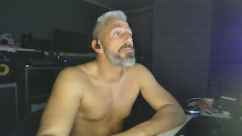 Chico que rico Caliente online show from 01.25.25