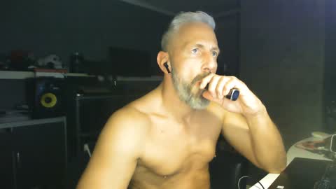 Chico que rico Caliente online show from 02.02.25