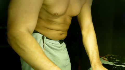 Chico que rico Caliente online show from 02.13.25