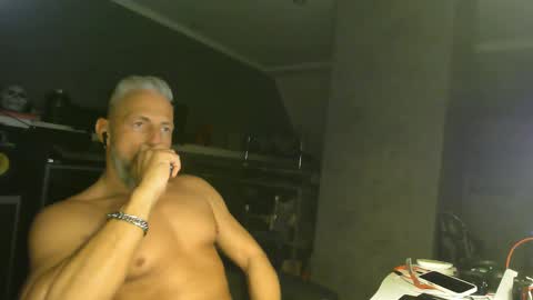 Chico que rico Caliente online show from 02.14.25