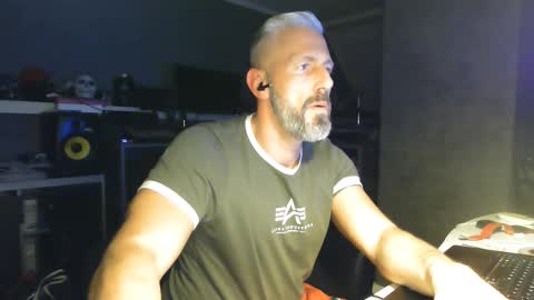 Chico que rico Caliente online show from 02.22.25