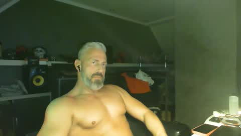 Chico que rico Caliente online show from 09.18.25