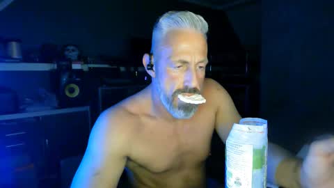Chico que rico Caliente online show from 09.26.25