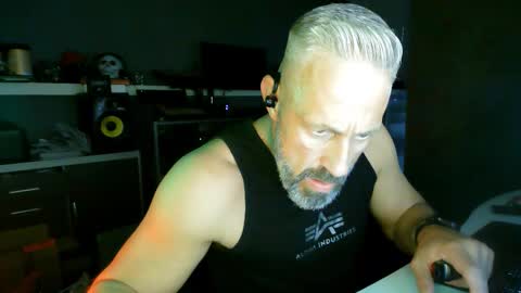 Chico que rico Caliente online show from 10.11.25