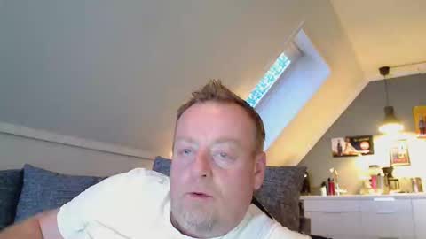 Snapshot of runepetter chatting on 10.05.25 bignorwegian online show from 10.05.25