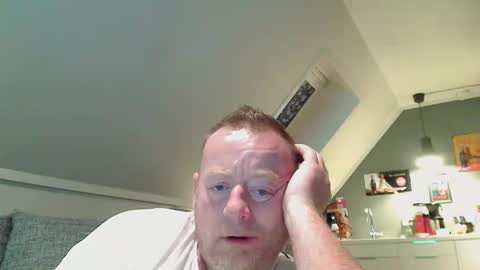 Snapshot of runepetter chatting on 11.02.25 bignorwegian online show from 11.02.25