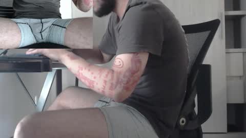 Snapshot of saat_hiel chatting on 10.27.25 Saat online show from 10.27.25