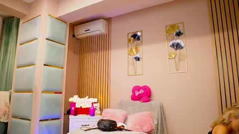 Snapshot of sabrinajadex chatting on 10.14.25 SabrinaJade online show from 10.14.25