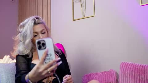 Snapshot of sabrinajadex chatting on 10.21.25 SabrinaJade online show from 10.21.25