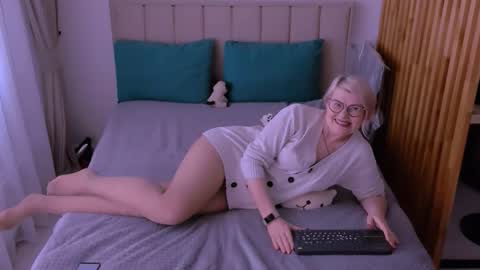 Sabrina MacMarren online show from 03.06.26