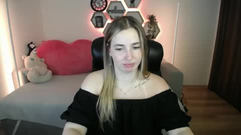 Snapshot of sabrinviolet chatting on 07.14.26 Sabrina Violet online show from 07.14.26
